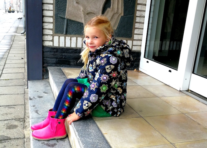 le chic winterjas, winterjas meisje, wintercollectie 2018, bloemetjes jas, blauwe jas, roze laarzen, le chic, le chic meisje