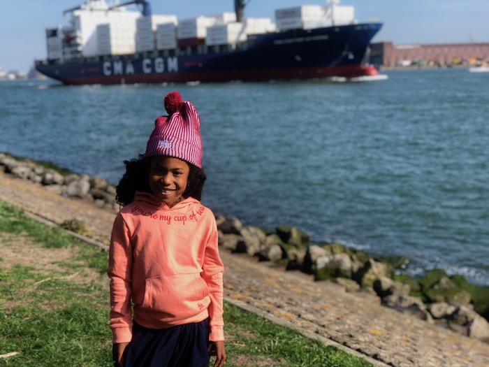 the harbour kids review, the harbour kids, pink hoodie, oranje sweater, capuchon, muts, meisje met krullen