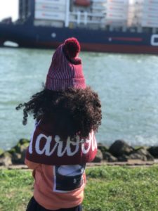 the harbour kids review, the harbour kids, pink hoodie, oranje sweater, capuchon, muts, meisje met krullen