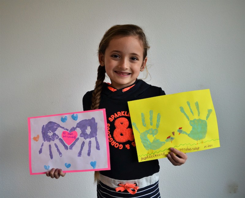 knutselen meisjes, creatief met vingerverf, creatief bezig zijn, samen knutselen, vingerverf kleuters, verf meisjes