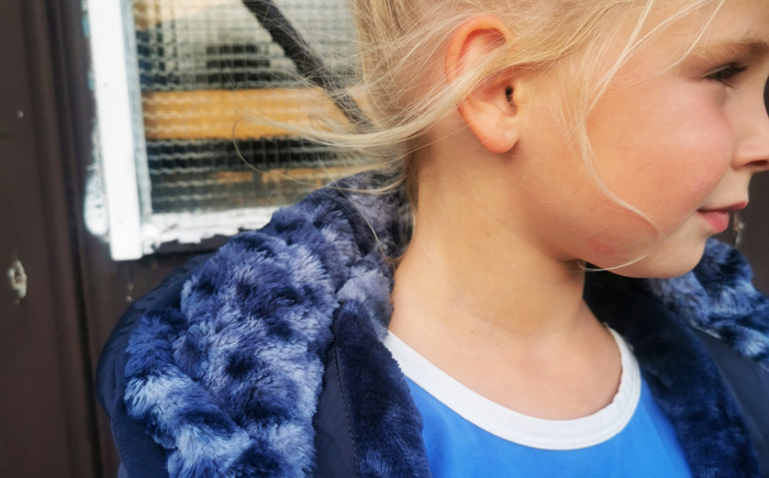 donkerblauwe winterjas meisje, parkajas meisje, moodstreet jas, blauwe winterjas met bont