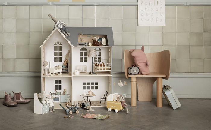 Poppenhuizen, poppenhuisinrichting en poppenhuispoppen Poppenhuizen, poppenhuisinrichting en poppenhuispoppen