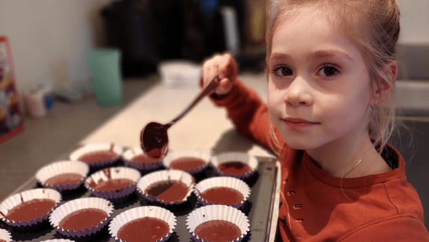 bakken met kinderen, homemade, recepten, cupcakes bakken, red velvet brownies bakken