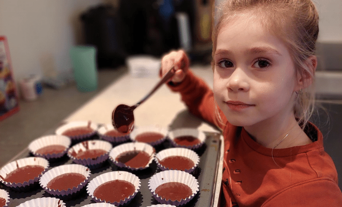bakken met kinderen, homemade, recepten, cupcakes bakken, red velvet brownies bakken