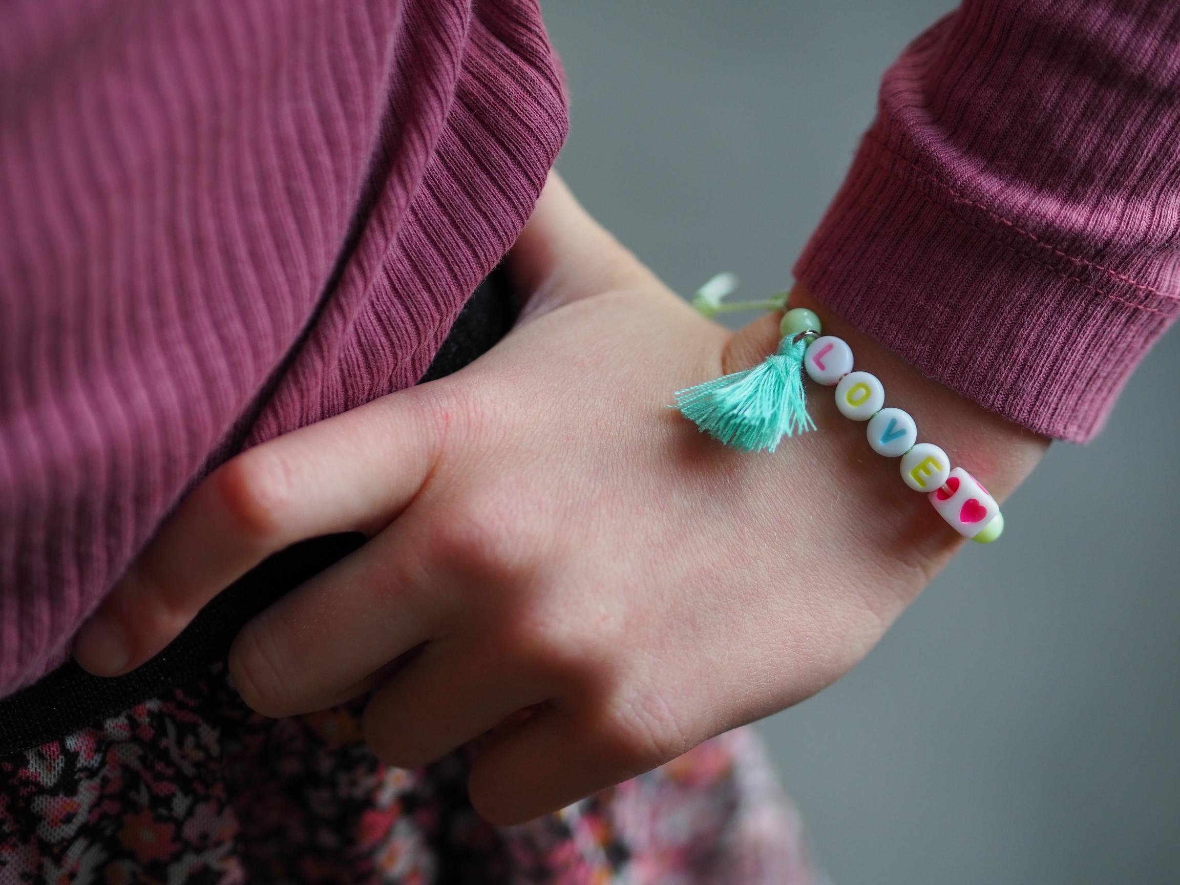 letter armband, letter armband zelf maken, letter armbandjes, totum armbandjes maken