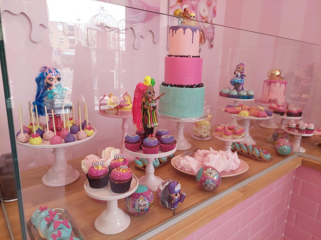 l.o.l suprise queens event girlslabel dolls poppen cupcake taart