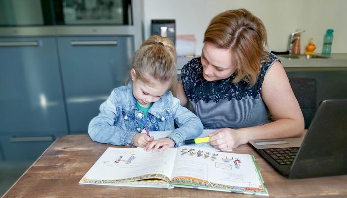 Juffrouw Mama, thuis lesgeven, mama als juffrouw, mama juf