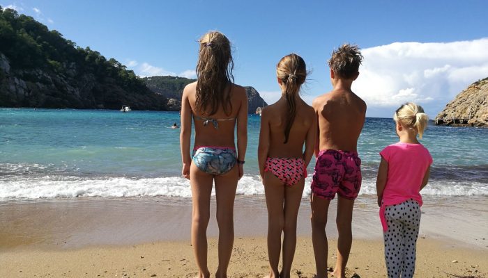 met vier kinderen op vakantie, vakantie naar Ibiza, kinderen vakantie Ibiza, reisblogs, vakantieblog