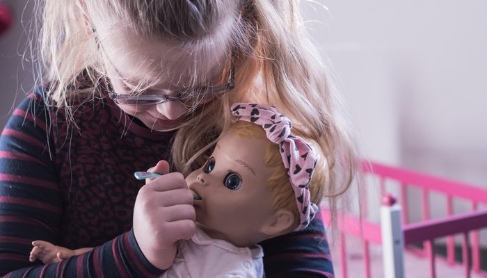 poppenmoeder, poppen moedertje, mijn dochter speelt met poppen, babypop